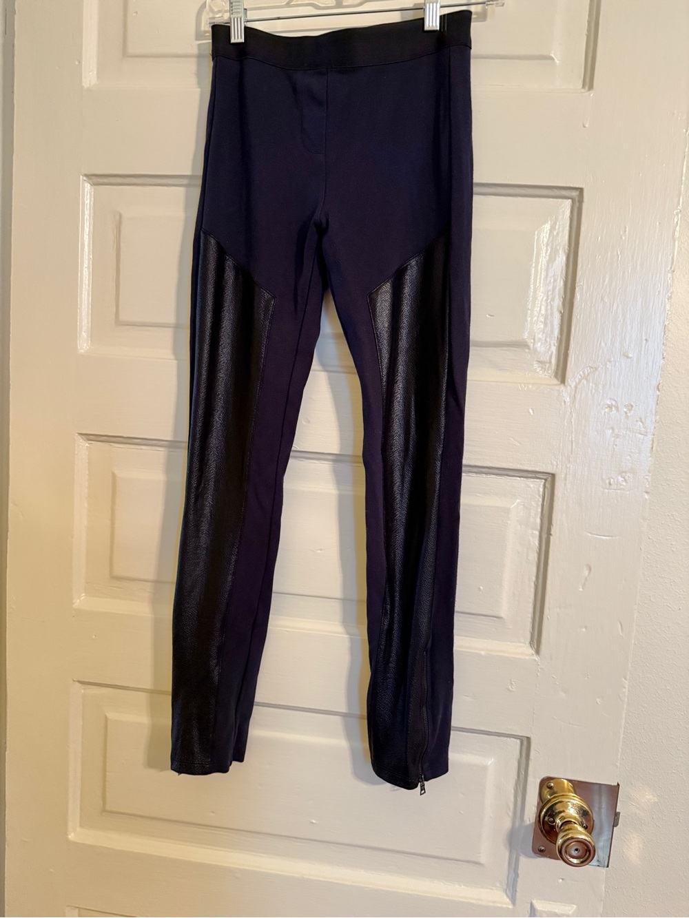 BCBGMaxAzria Navy Leggings w Black leather front panels & elastic waist band